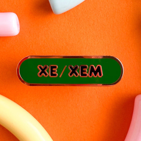 Xe/Xem Pronoun Plaque Enamel Pin